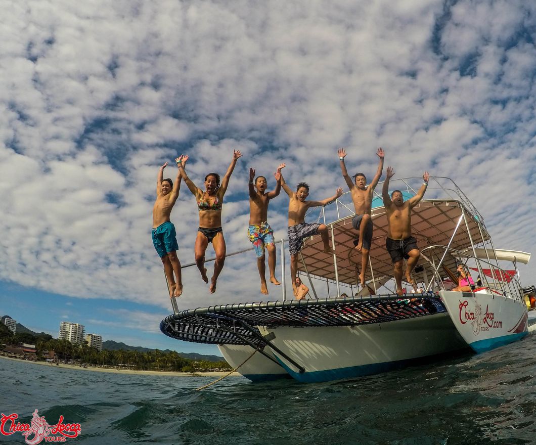 group jumping of boat sayulita
