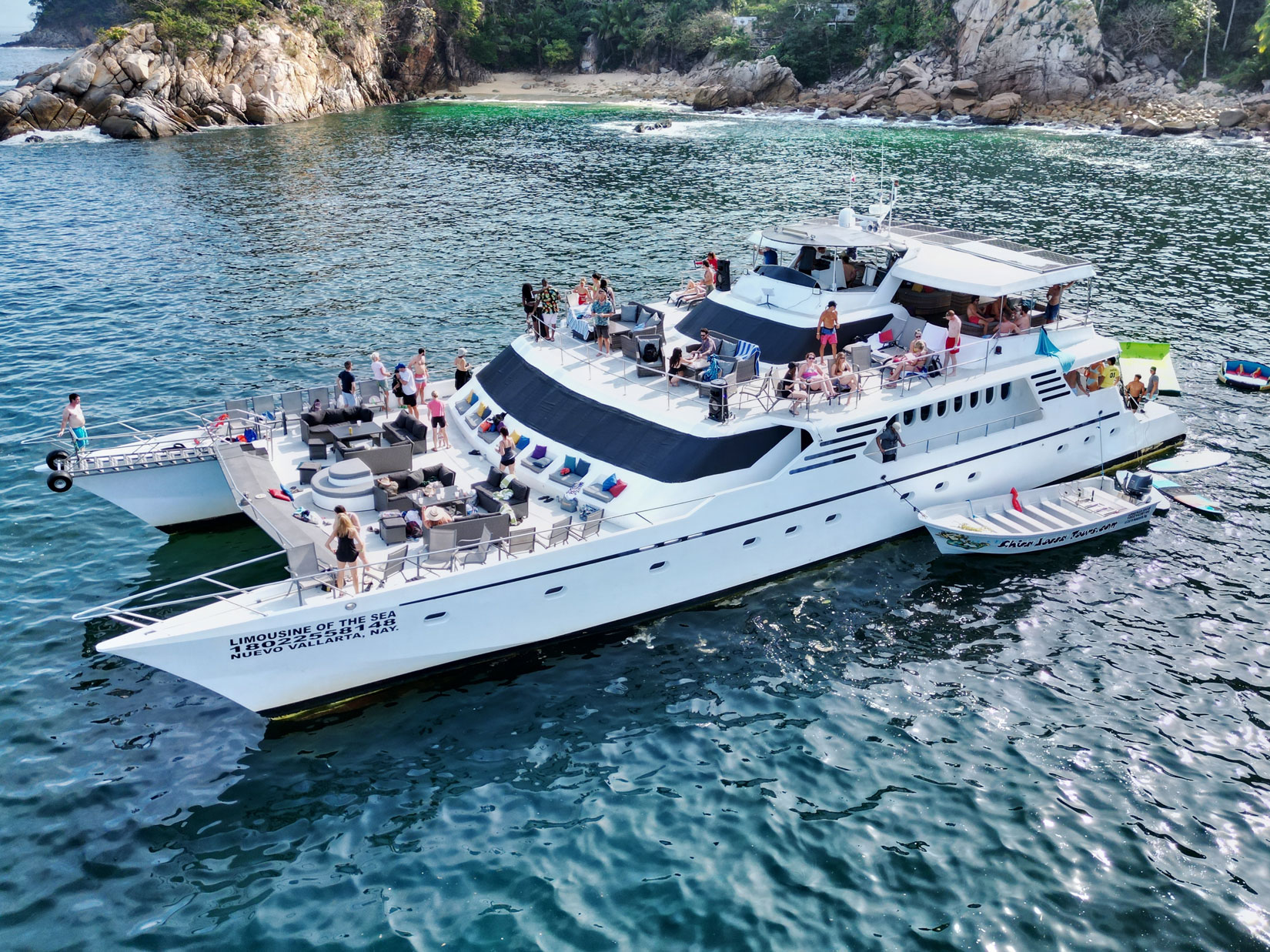 Chica-Limousine-of-The-Sea